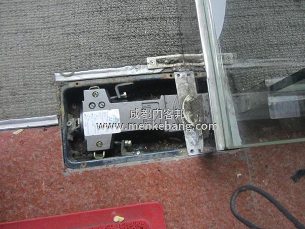 地彈簧玻璃門擦地怎么調(diào),玻璃門地彈簧上下調(diào)節(jié)方法