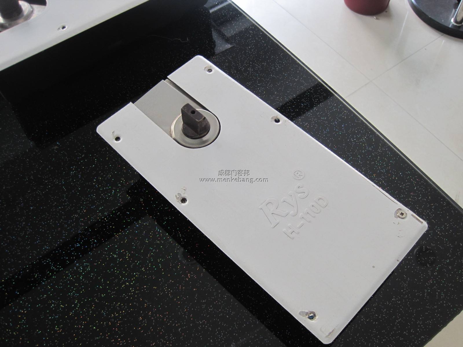 成都玻璃門地彈簧價格是多少錢，上門安裝更換價格