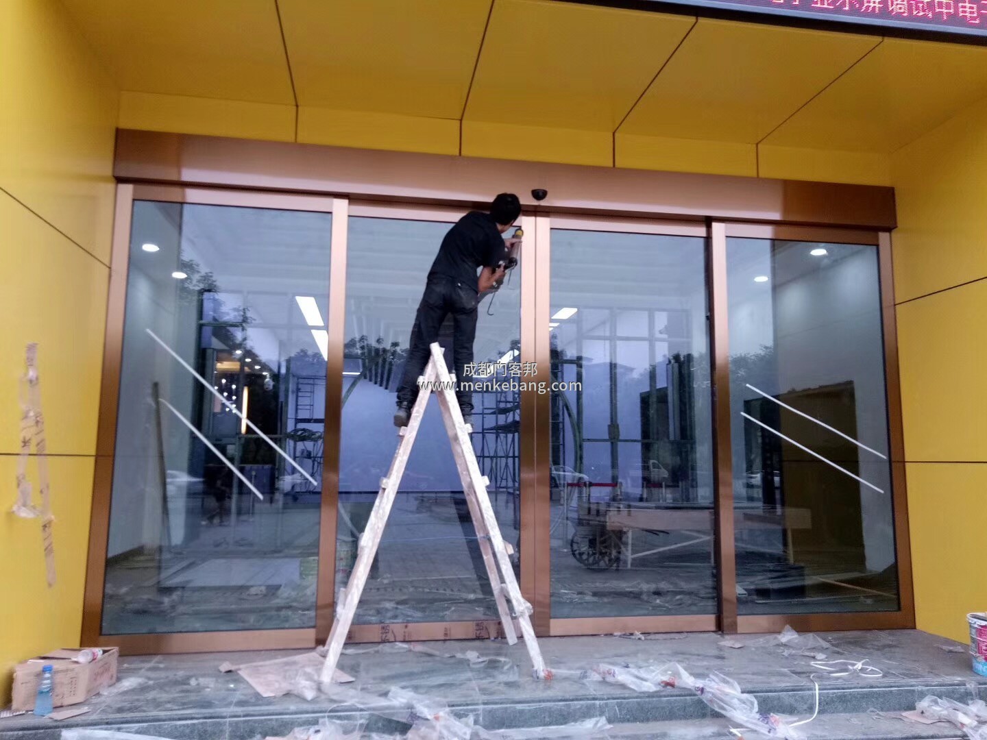 銀行感應門多少錢一平方,磁卡刷卡感應門多少錢一平方